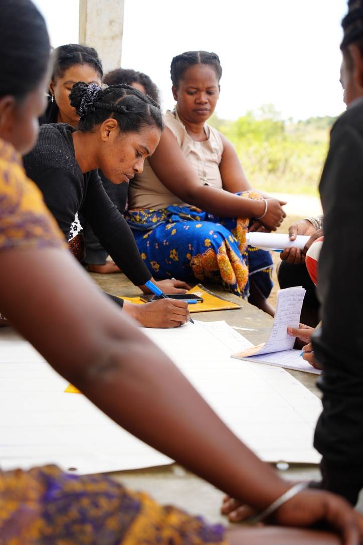 Women participants working on the _calendrier journalier_ (daily calendar_agenda).jpeg