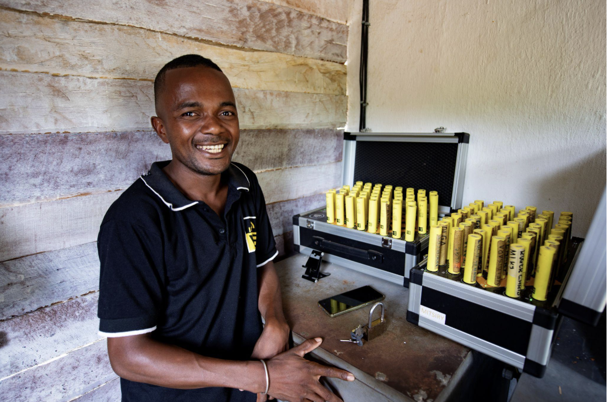 Franchisee in Emagnevy working with solar powerbanks