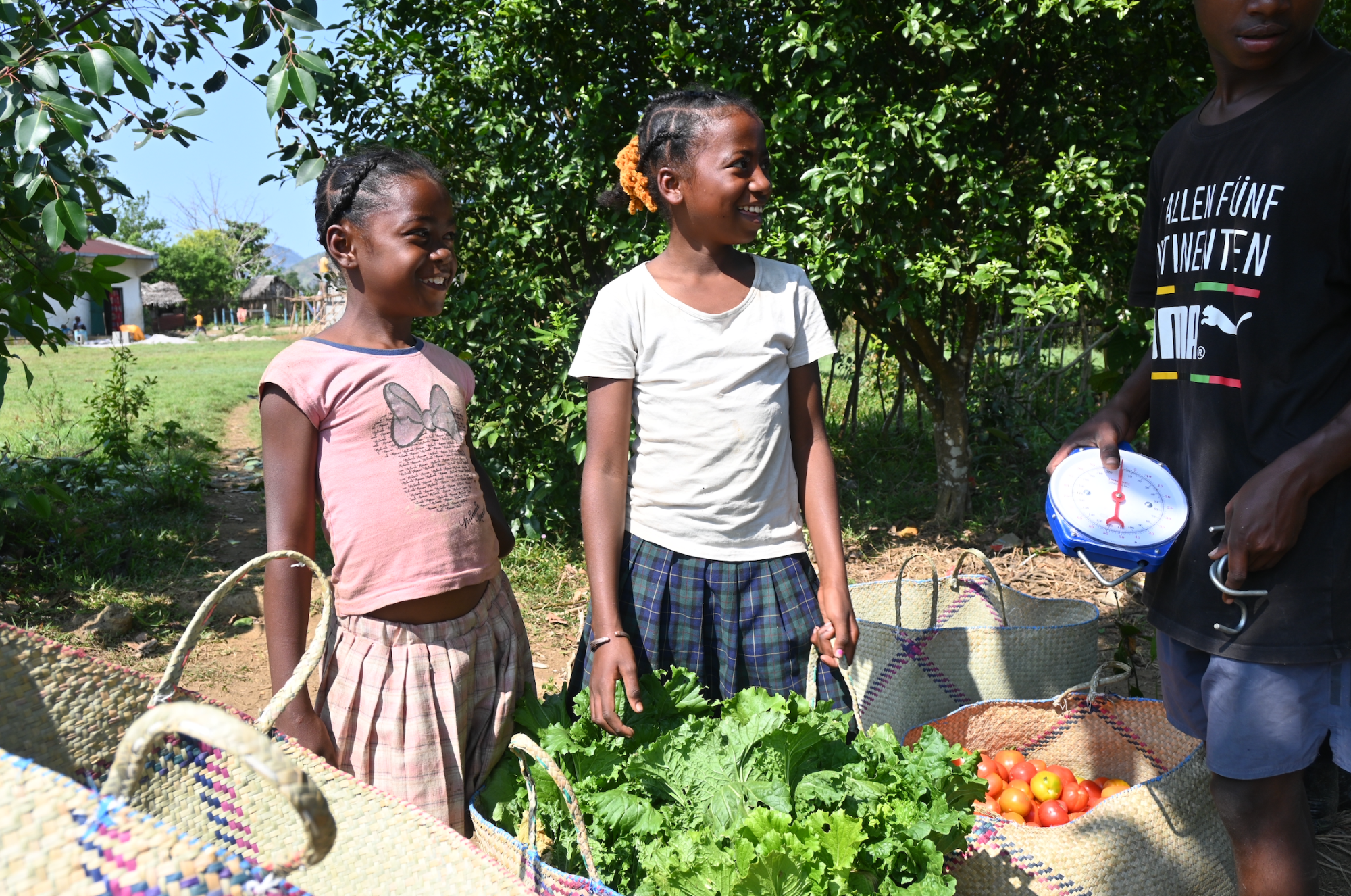 Students in Tsagnoriha with fresh vegetables grown from their school’s agroforestry site