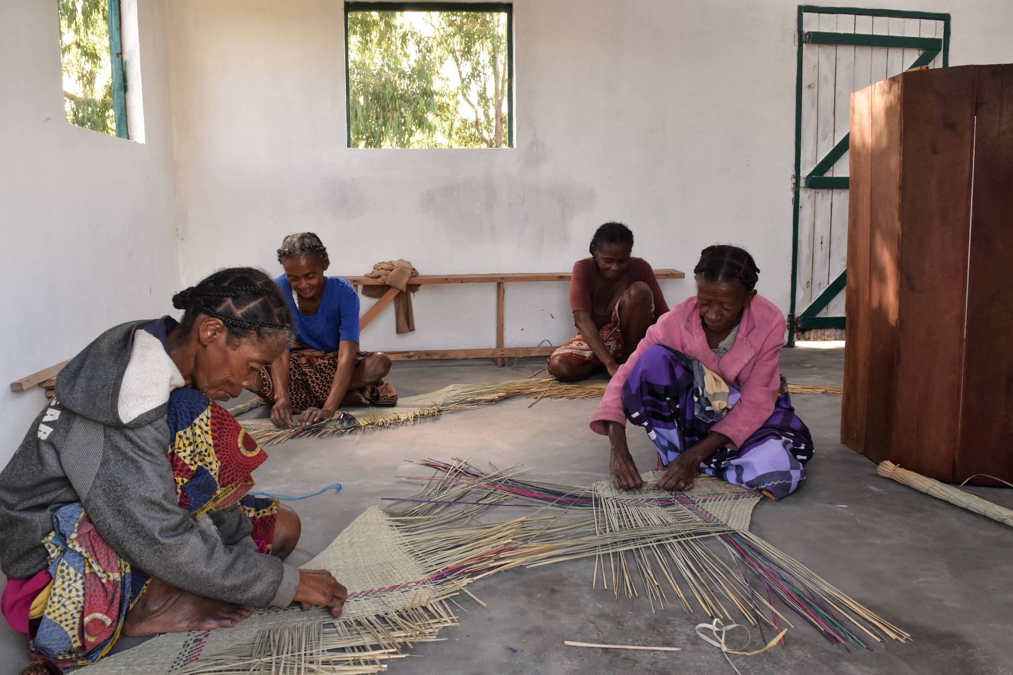 [picture 3] Cooperative members weaving at the Mahampy Weavers’ Workshop..jpg